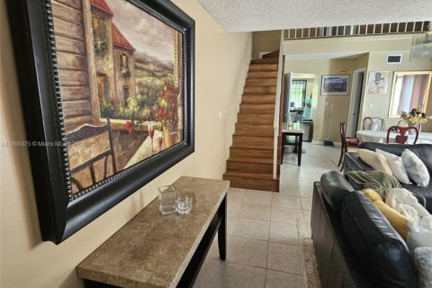 Снять в аренду таунхаус в Санрайз, Флорида 3 спальни, 123.56м2, № 1951332 - фото 1