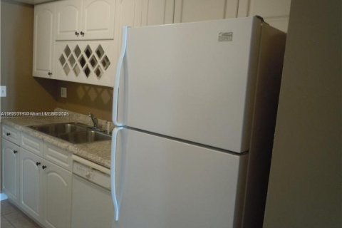 Снять в аренду таунхаус в Санрайз, Флорида 3 спальни, 123.56м2, № 1951332 - фото 4