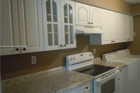 Снять в аренду таунхаус в Санрайз, Флорида 3 спальни, 123.56м2, № 1951332 - фото 3