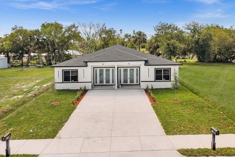 Commercial property in St. Lucie, Florida 313.82 sq.m. № 2066674 - photo 2