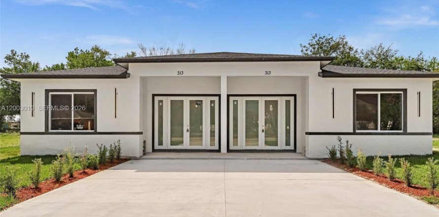 Commercial property in St. Lucie, Florida 313.82 sq.m. № 2066674