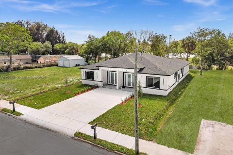 Commercial property in St. Lucie, Florida 313.82 sq.m. № 2066674 - photo 8