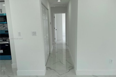 House in Miami Gardens, Florida 3 bedrooms, 91.42 sq.m. № 1976701 - photo 10