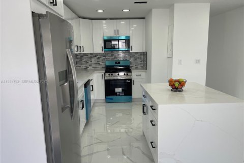 House in Miami Gardens, Florida 3 bedrooms, 91.42 sq.m. № 1976701 - photo 8