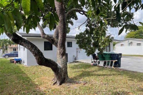 House in Miami Gardens, Florida 3 bedrooms, 91.42 sq.m. № 1976701 - photo 23