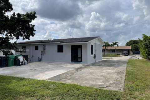 House in Miami Gardens, Florida 3 bedrooms, 91.42 sq.m. № 1976701 - photo 29