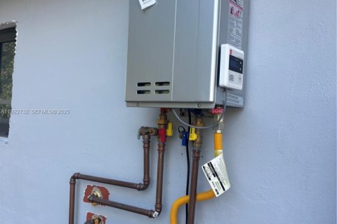 House in Miami Gardens, Florida 3 bedrooms, 91.42 sq.m. № 1976701 - photo 27