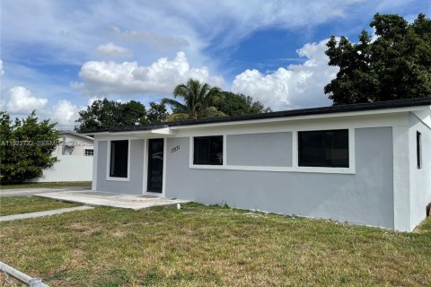 House in Miami Gardens, Florida 3 bedrooms, 91.42 sq.m. № 1976701 - photo 1