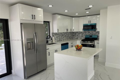 House in Miami Gardens, Florida 3 bedrooms, 91.42 sq.m. № 1976701 - photo 7