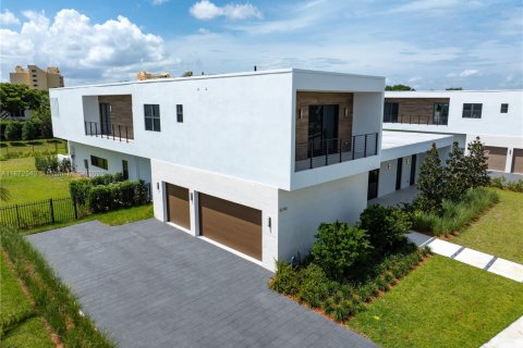 Casa en venta en Weston, Florida, 5 dormitorios, 498.7 m2 № 1927617 - foto 2