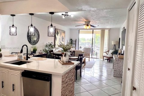 Condo in Lauderdale Lakes, Florida, 2 bedrooms  № 2042115 - photo 4