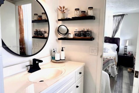 Condo in Lauderdale Lakes, Florida, 2 bedrooms  № 2042115 - photo 22