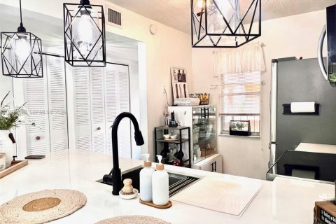 Condo in Lauderdale Lakes, Florida, 2 bedrooms  № 2042115