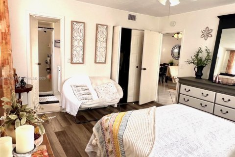 Condo in Lauderdale Lakes, Florida, 2 bedrooms  № 2042115 - photo 23