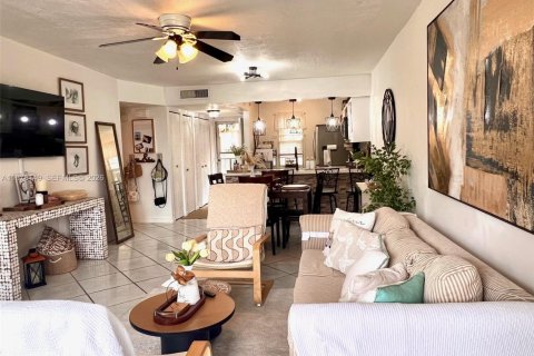 Condo in Lauderdale Lakes, Florida, 2 bedrooms  № 2042115 - photo 8