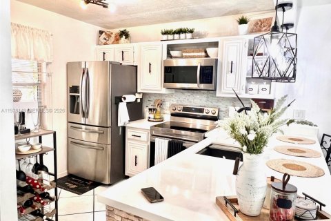 Condo in Lauderdale Lakes, Florida, 2 bedrooms  № 2042115 - photo 5