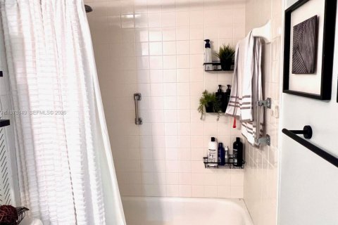 Condo in Lauderdale Lakes, Florida, 2 bedrooms  № 2042115 - photo 29