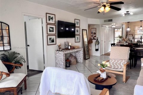 Condo in Lauderdale Lakes, Florida, 2 bedrooms  № 2042115 - photo 10