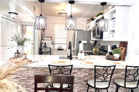 Condo in Lauderdale Lakes, Florida, 2 bedrooms  № 2042115 - photo 2