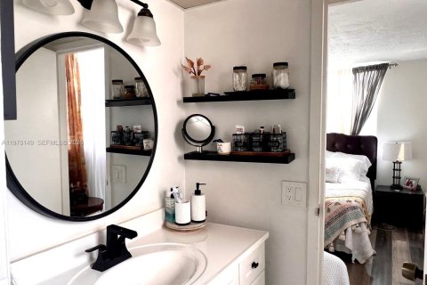 Condo in Lauderdale Lakes, Florida, 2 bedrooms  № 2042115 - photo 21