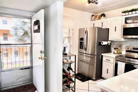 Condo in Lauderdale Lakes, Florida, 2 bedrooms  № 2042115 - photo 13