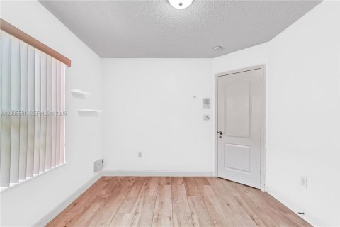 Villa ou maison à louer à Doral, Floride: 3 chambres, 141.3 m2 № 2385060 - photo 15