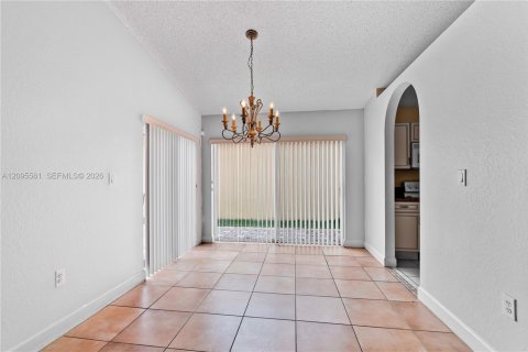 Villa ou maison à louer à Doral, Floride: 3 chambres, 141.3 m2 № 2385060 - photo 5