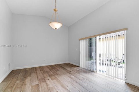 Villa ou maison à louer à Doral, Floride: 3 chambres, 141.3 m2 № 2385060 - photo 9