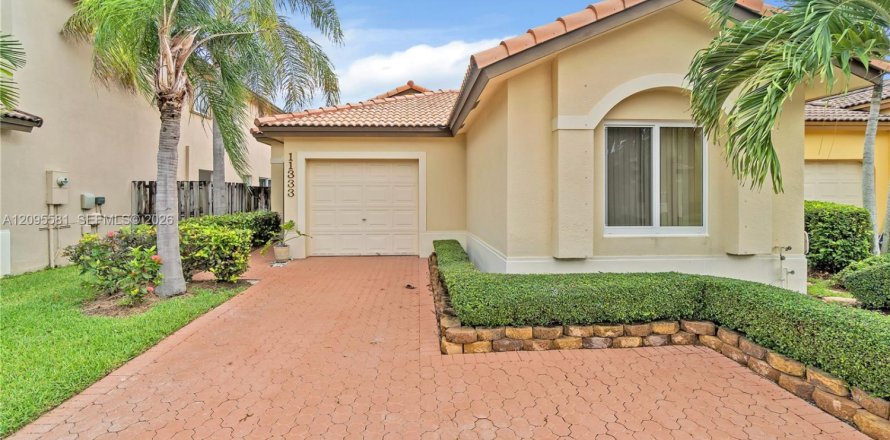 Villa ou maison à Doral, Floride 3 chambres, 141.3 m2 № 2385060