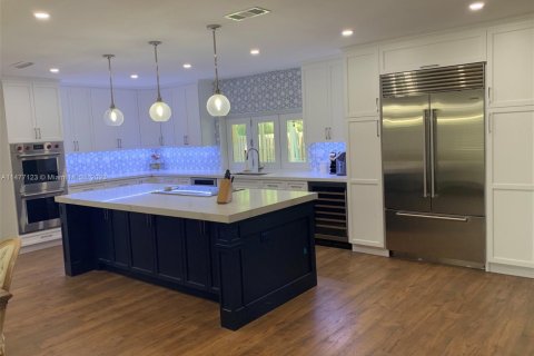 Propiedad comercial en venta en Miami, Florida № 1694562 - foto 3