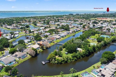 House in Merrit Island, Florida 5 bedrooms, 307.41 sq.m. № 2114119 - photo 3