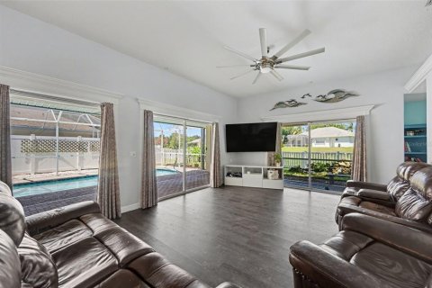 House in Merrit Island, Florida 5 bedrooms, 307.41 sq.m. № 2114119 - photo 13