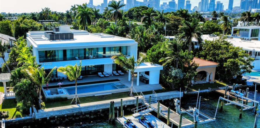 Villa ou maison à Miami Beach, Floride 6 chambres, 731.05 m2 № 1970067