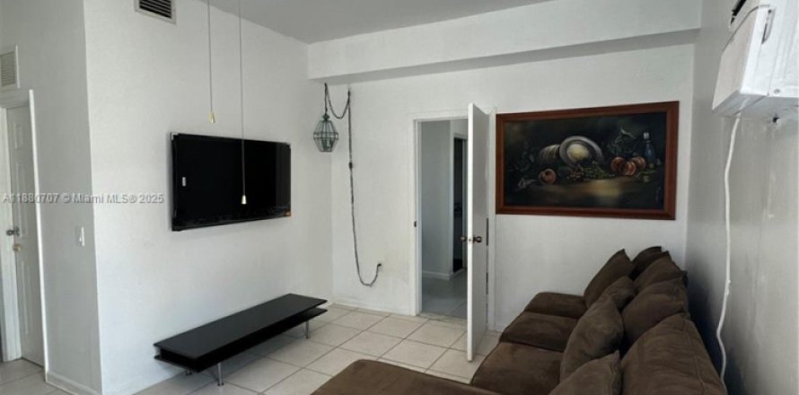 Propiedad comercial en North Miami Beach, Florida 1 dormitorio, 250.93 m2 № 1928517