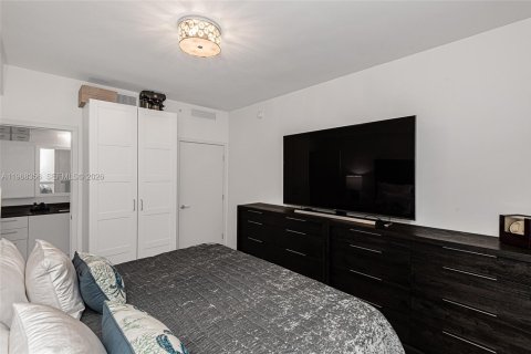 Condo in Miami, Florida, 1 bedroom  № 2031787 - photo 19