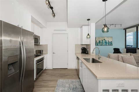 Condo in Miami, Florida, 1 bedroom  № 2031787 - photo 11