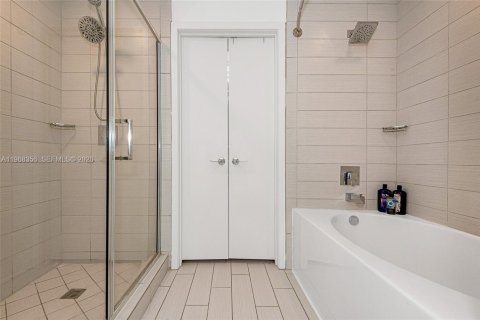 Condo in Miami, Florida, 1 bedroom  № 2031787 - photo 21