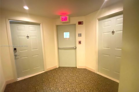 Condo in Hallandale Beach, Florida, 2 bedrooms  № 2035366 - photo 5