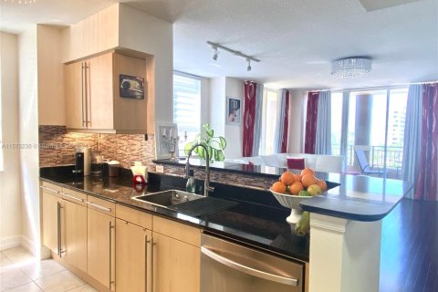 Condo in Hallandale Beach, Florida, 2 bedrooms  № 2035366 - photo 12
