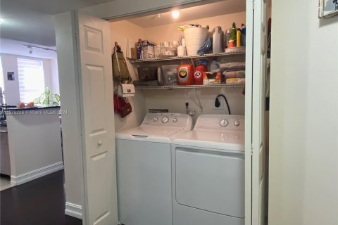 Condo in Hallandale Beach, Florida, 2 bedrooms  № 2035366 - photo 9