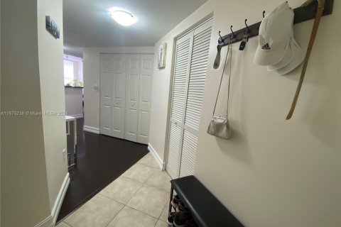 Condo in Hallandale Beach, Florida, 2 bedrooms  № 2035366 - photo 6