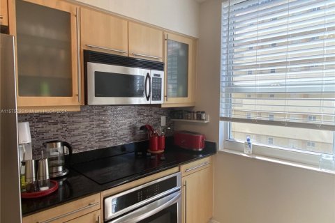 Condo in Hallandale Beach, Florida, 2 bedrooms  № 2035366 - photo 11