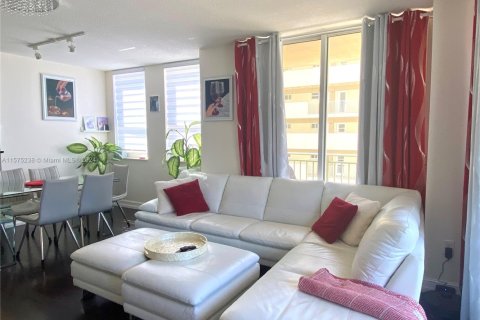Condo in Hallandale Beach, Florida, 2 bedrooms  № 2035366 - photo 14