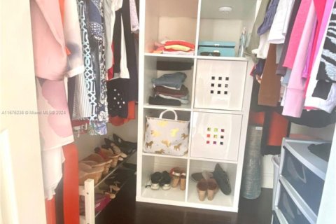 Condo in Hallandale Beach, Florida, 2 bedrooms  № 2035366 - photo 25