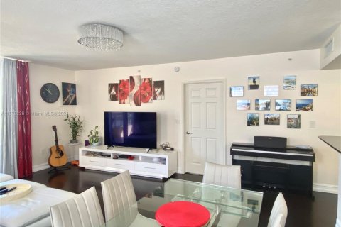 Condo in Hallandale Beach, Florida, 2 bedrooms  № 2035366 - photo 15