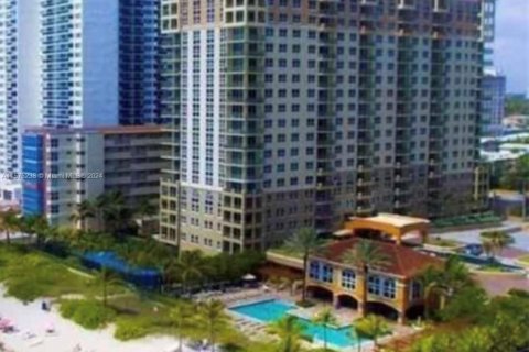 Condo in Hallandale Beach, Florida, 2 bedrooms  № 2035366 - photo 2