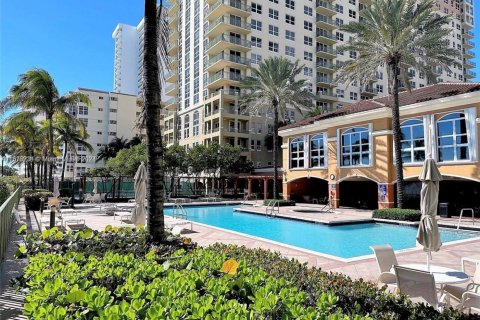 Condo in Hallandale Beach, Florida, 2 bedrooms  № 2035366 - photo 27