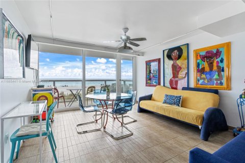 Condominio en venta en Miami Beach, Florida, 2 dormitorios, 59.46 m2 № 1706450 - foto 1