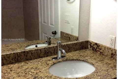 Apartamento en alquiler en Miami, Florida, 2 dormitorios, 87.98 m2 № 2013243 - foto 15