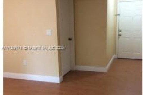 Apartamento en alquiler en Miami, Florida, 2 dormitorios, 87.98 m2 № 2013243 - foto 3